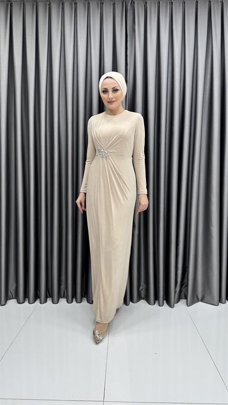617 F - Belde Broş Detaylı Kendinden Simli Sade Tasarımlı Abiye Elbise-Gold Rengi