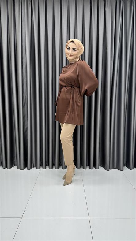 9831 Y - Belden Bağlama Detaylı ve Balon Kollu Saten Bayan Tunik-Kahve Rengi