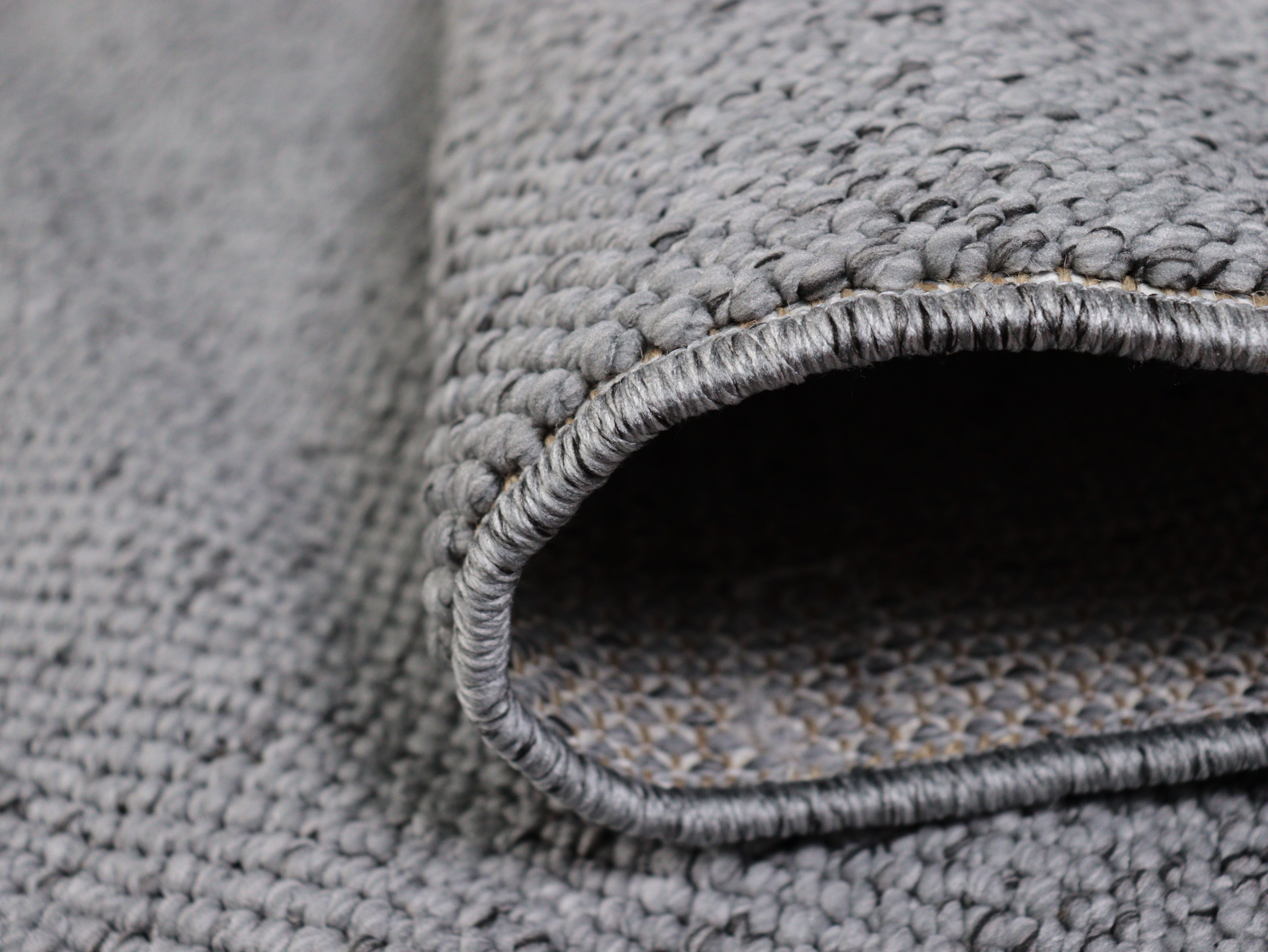 BERFE Serisi Koyu Gri Dokulu Saçaklı Kaymaz Taban Modern Halı | 1003