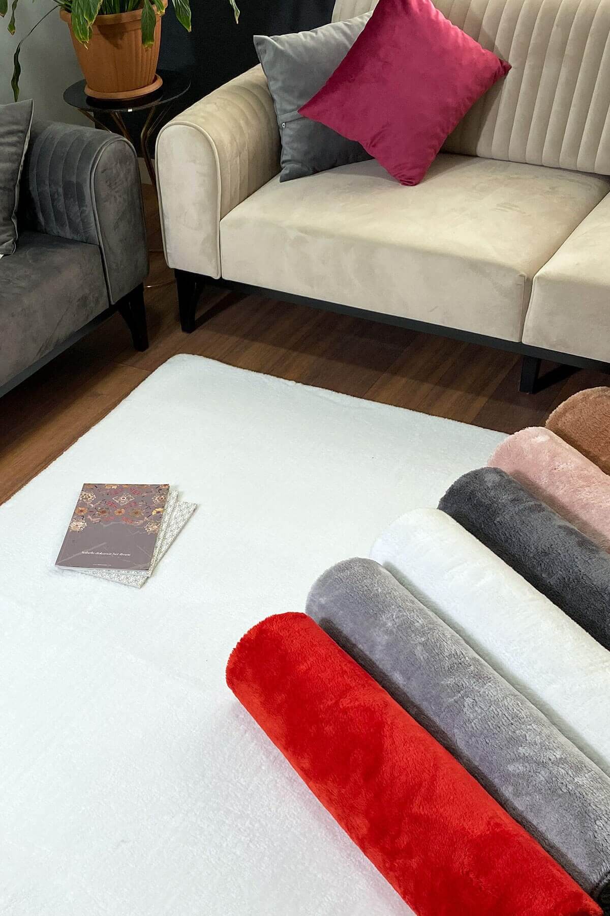 Beyaz Renkli Yumuşak Yüzeyli Kaydırmaz Puffy Peluş Halı detay