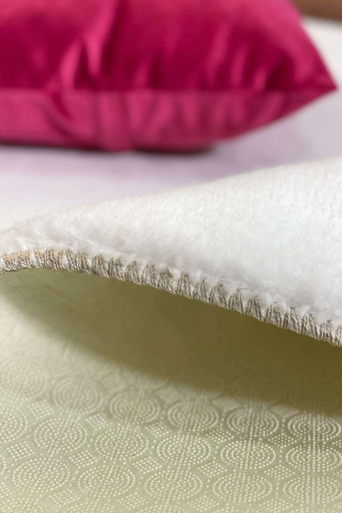 Beyaz Renkli Yumuşak Yüzeyli Kaydırmaz Puffy Peluş Halı detay