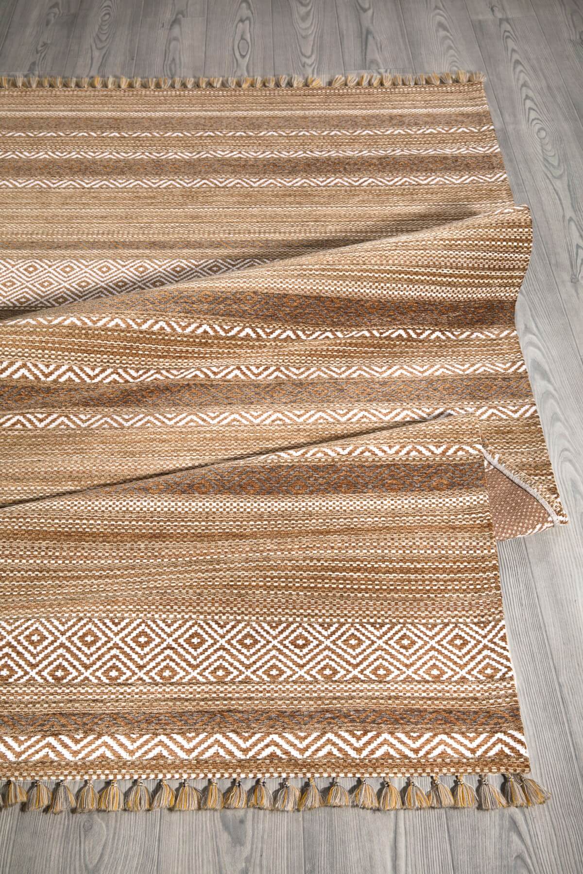 Ekru Renkli Kaymaz Tabanlı Yıkanabilir Makine Dokuma Kilim