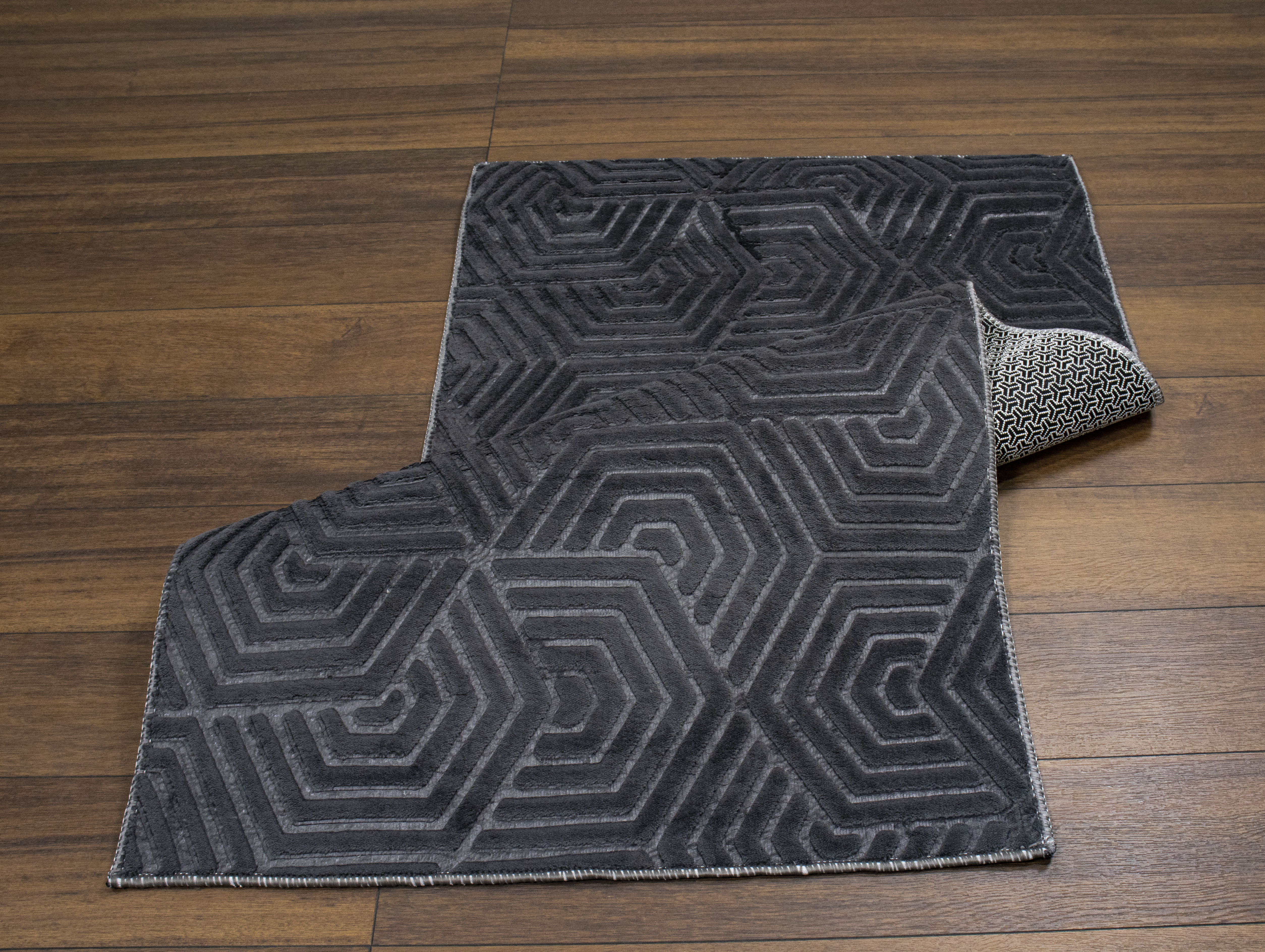 Embos Serisi Antrasit Kaydırmaz Taban Peluş Halı