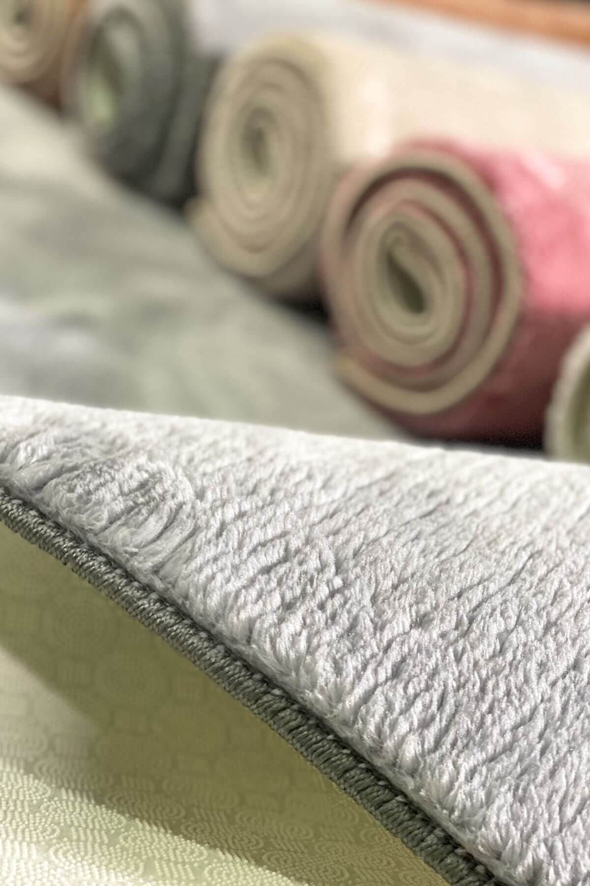 Gri Renkli Yumuşak Yüzeyli Kaydırmaz Puffy Peluş Halı detay