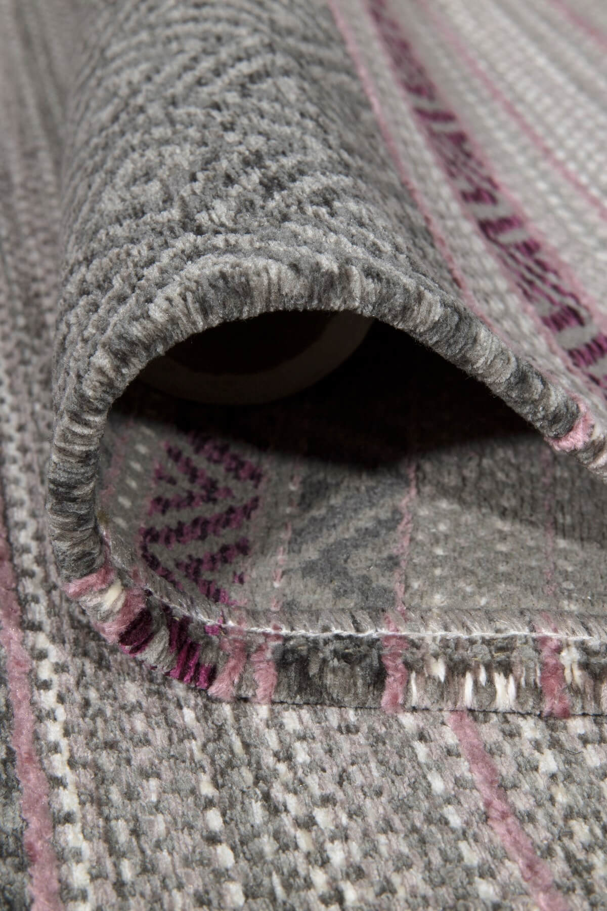 Lila Renkli Kaymaz Tabanlı Yıkanabilir Makine Dokuma Kilim