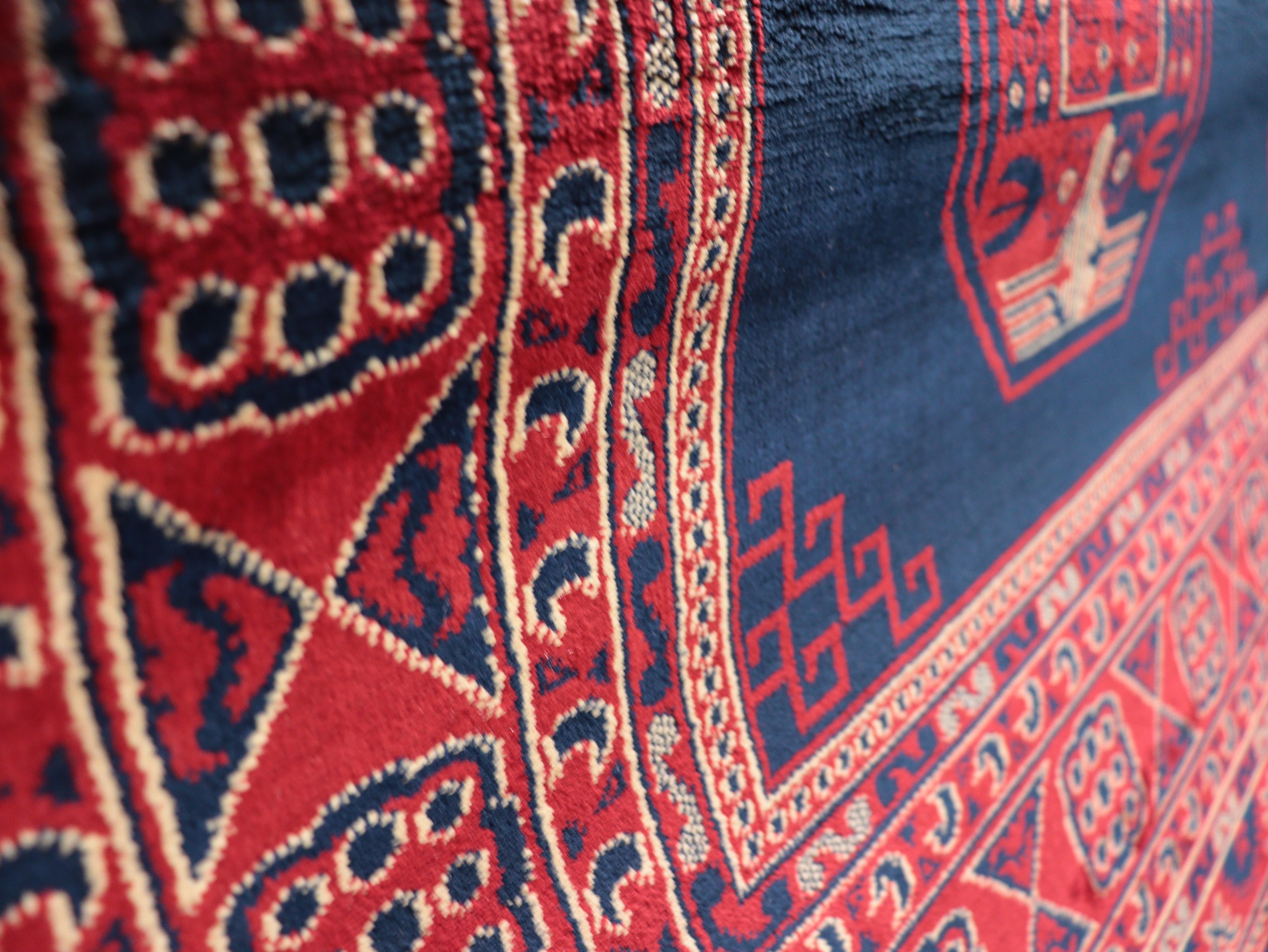 NAKIŞ Serisi Lacivert Kırmızı Motifli Şık Salon Halısı | AF305 NAVY