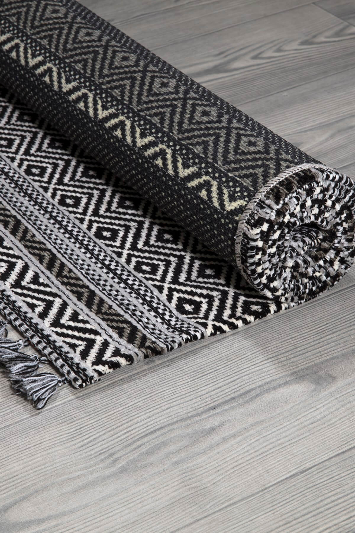 Siyah Renkli Kaymaz Tabanlı Yıkanabilir Makine Dokuma Kilim