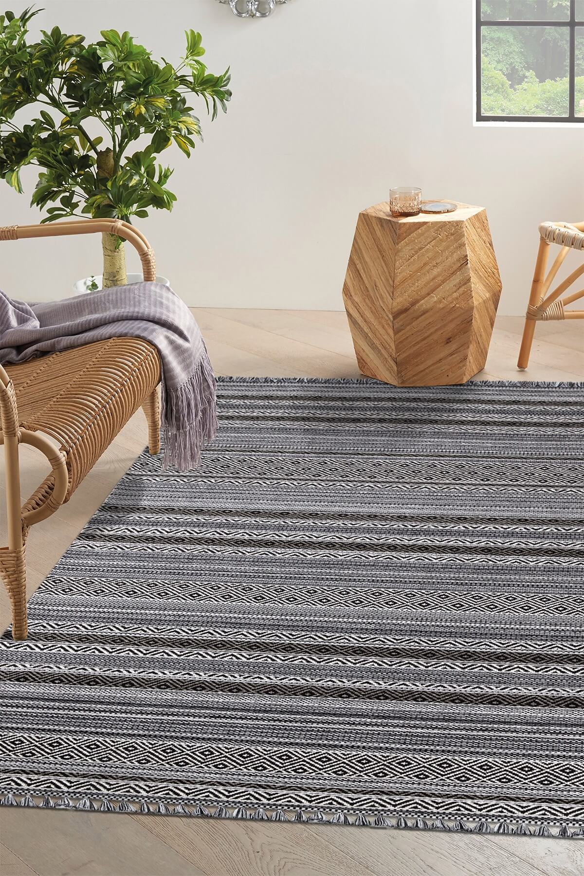 Siyah Renkli Kaymaz Tabanlı Yıkanabilir Makine Dokuma Kilim