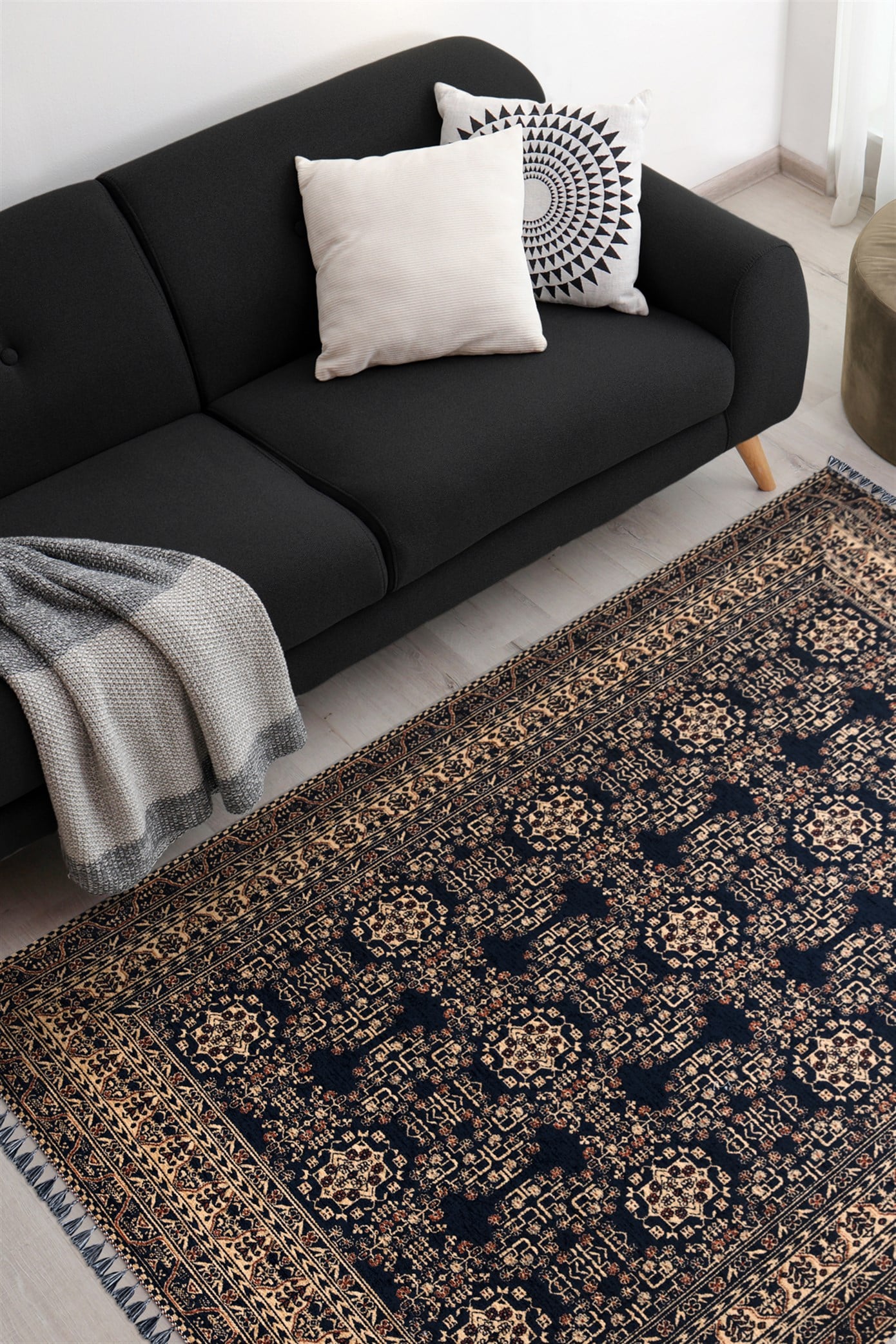 Siyah Renkli Afgan Tarzı Altı Kaymaz Yıkanabilir Şönil Kilim