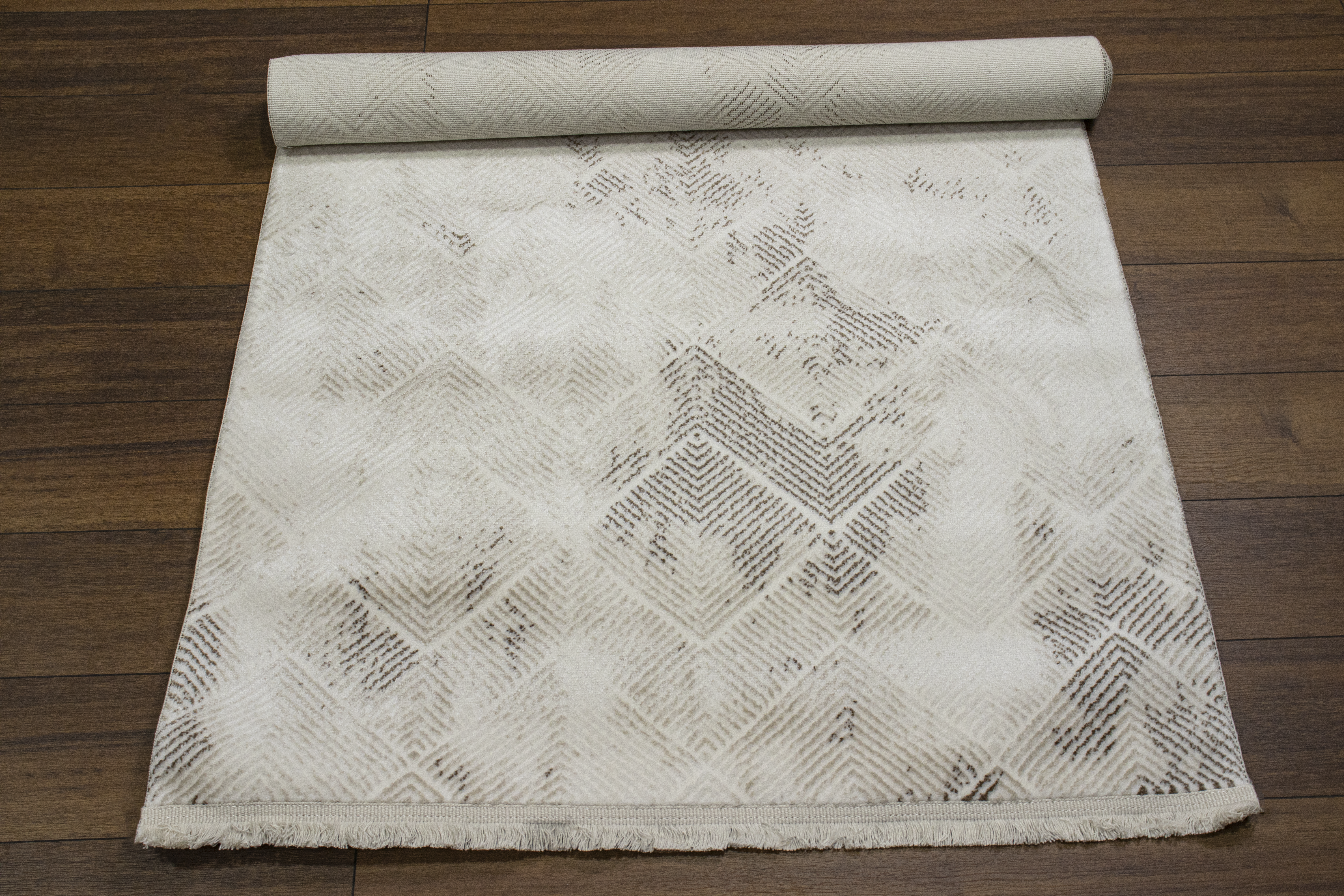 Sultan Serra Piramit Desen Krem Modern Akrilik Makine Dokuma Salon Halısı - 11309