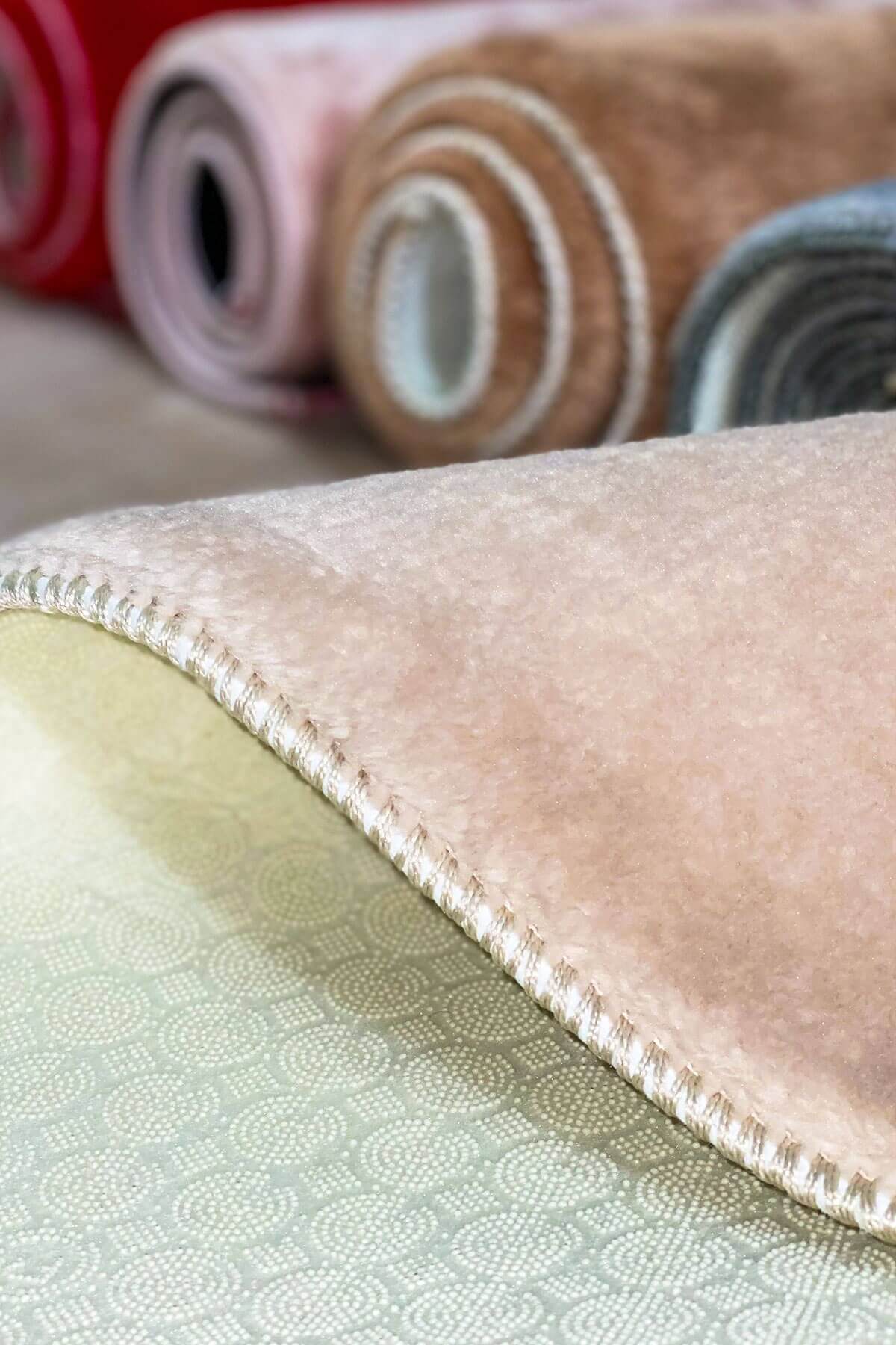 Sütlü Kahve Renkli Yumuşak Yüzeyli Kaydırmaz Peluş Halı