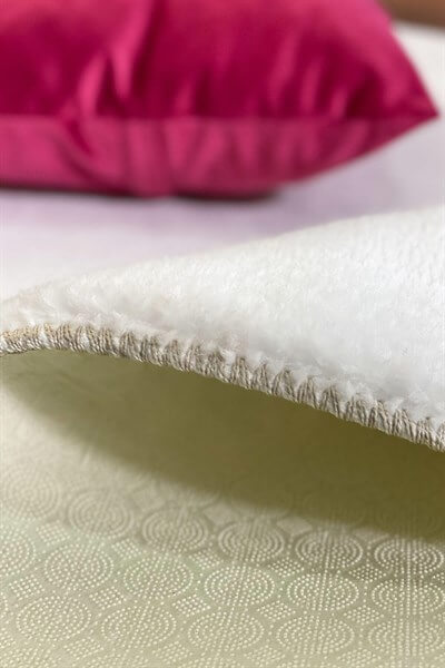 Beyaz Renkli Yumuşak Yüzeyli Kaydırmaz Puffy Peluş Halı