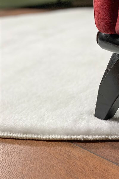 Beyaz Renkli Yumuşak Yüzeyli Kaydırmaz Yuvarlak Peluş Halı