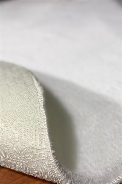 Beyaz Renkli Yumuşak Yüzeyli Kaydırmaz Yuvarlak Peluş Halı
