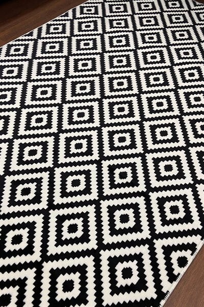 Siyah-Beyaz Piramit Desenli Kaymaz Yıkanabilir Halı