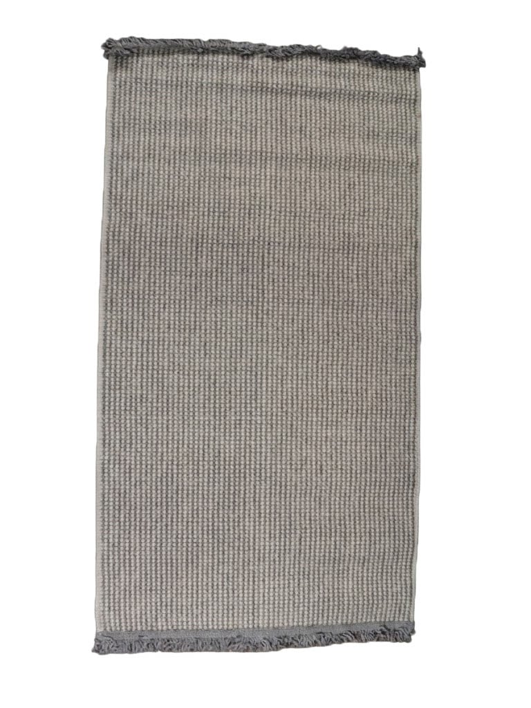 açık renk halı mı koyu renk mi,açık renk halı kullanışlı mı,koyu renk halı odası dar gösterir mi,Sultan Halı Berfe serisi,beyaz açık gri modern halı,saçaklı kaymaz taban halı,leke tutmaz açık renk halı,küçük odalar için halı seçimi,salon halısı renk seçimi,2026 ev dekorasyon trendleri,dokulu modern halı modelleri,halıda renk seçimi püf noktaları,kullanışlı halı renkleri,modern zemin tekstili,ev dekorasyonu renk illüzyonları.
