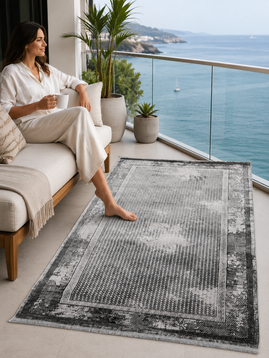 Madalyon Seri Gri Çerçeveli Motif İşlemeli Altı Kaymaz Makine Dokuma Halı | 17199