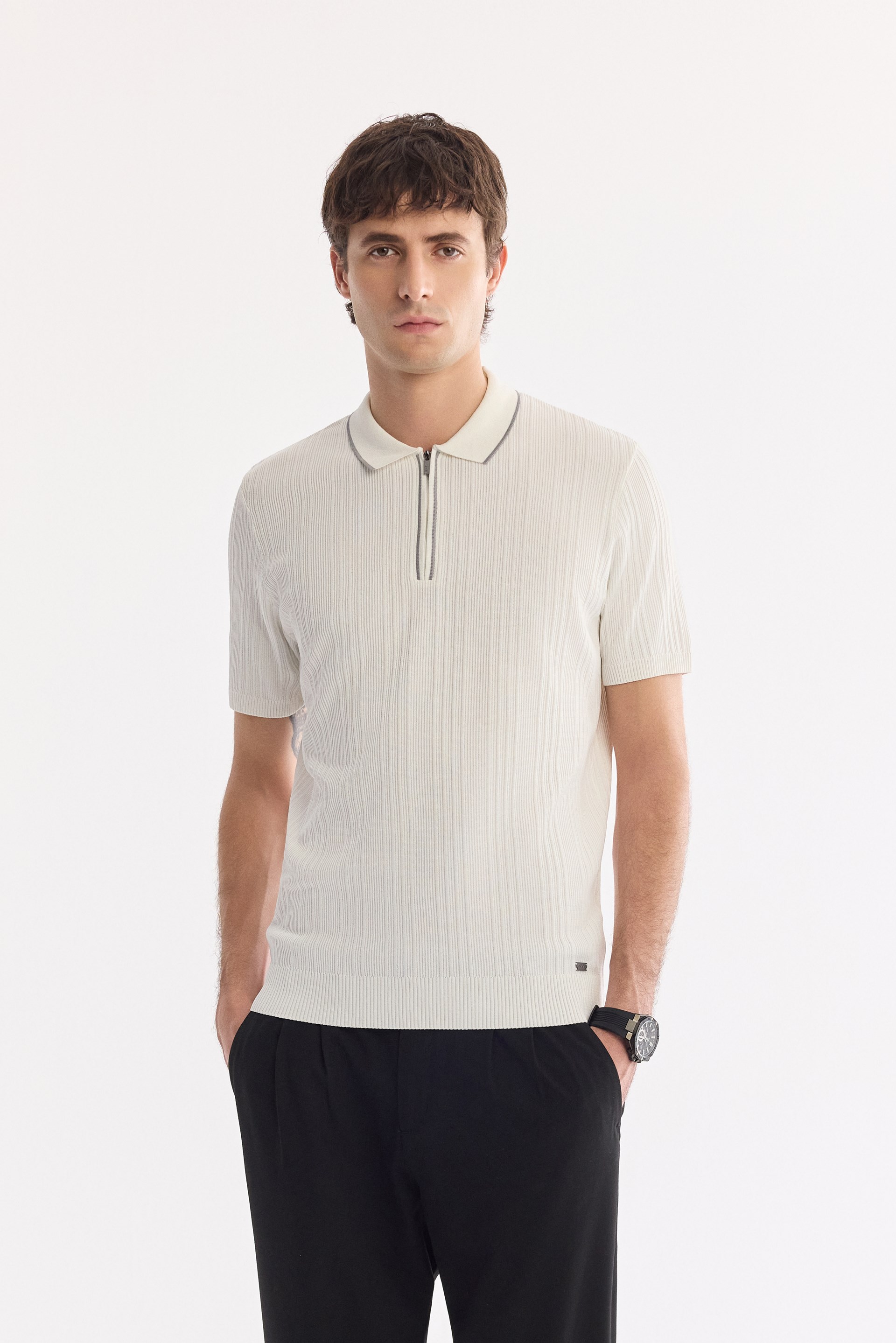AVVA Ekru Polo Yaka Fermuarlı Kolay Ütülenen Kırışmaz Triko T-Shirt