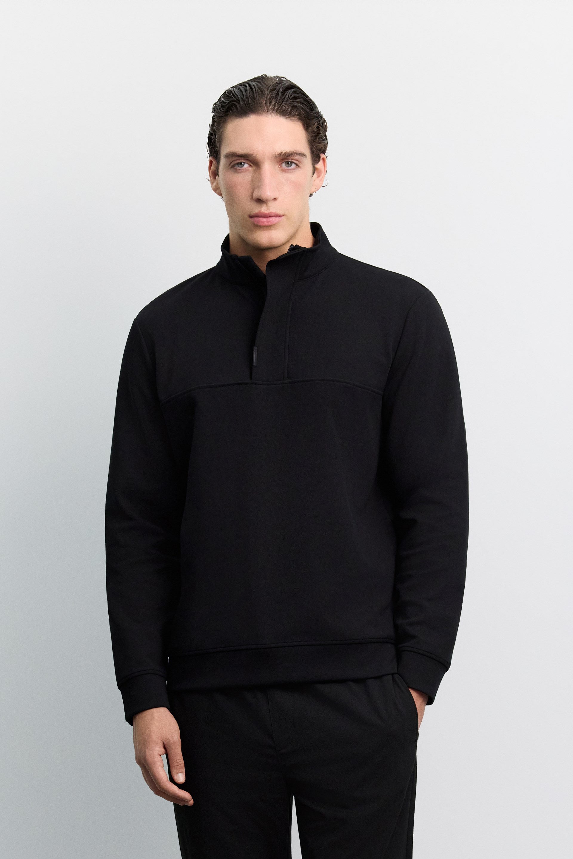 AVVA Siyah Dik Yaka Fermuarlı Kolay Ütülenen Pamuklu Sweatshirt
