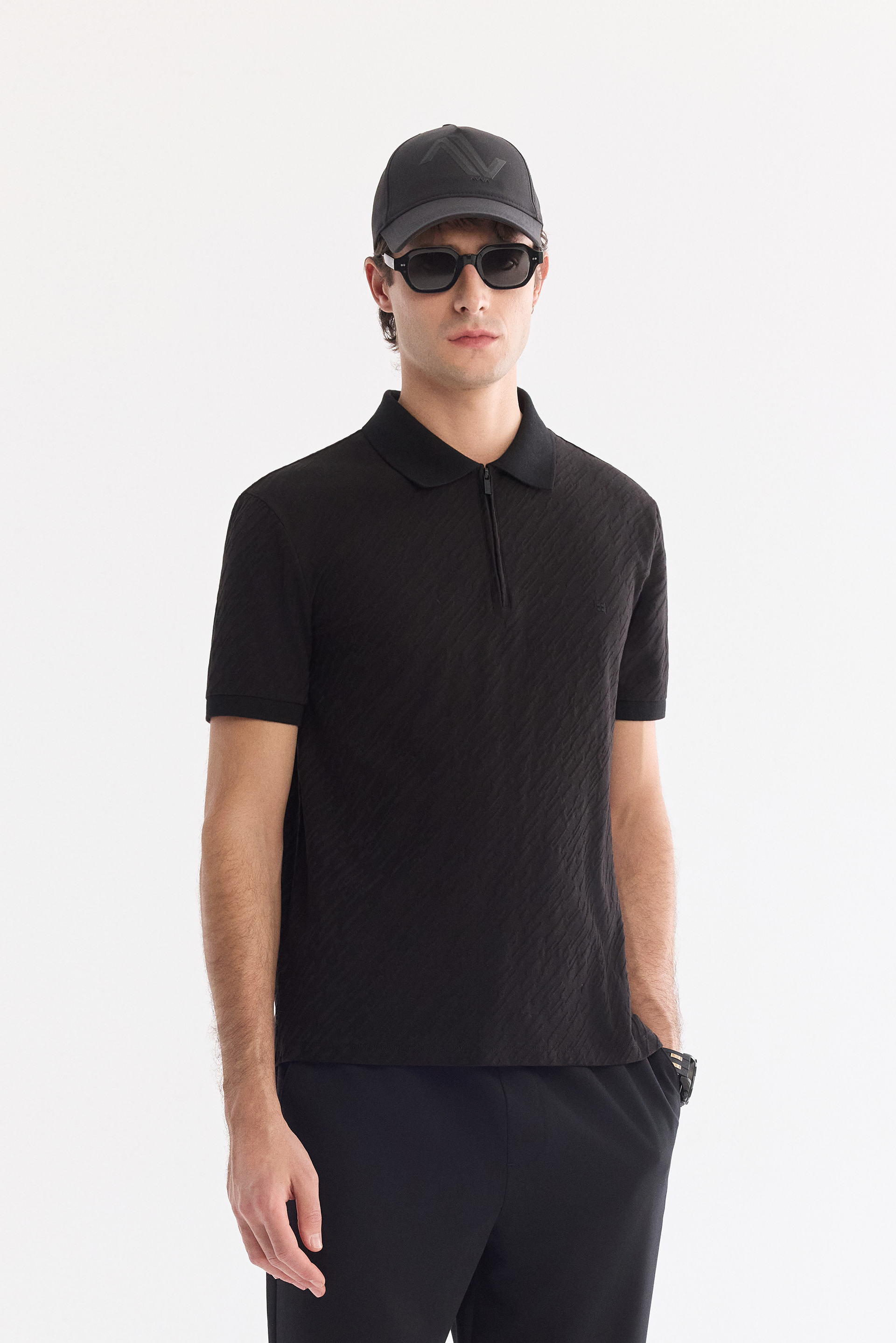 AVVA Siyah Kıvrılmaz Polo Yaka Fermuarlı Jakarlı T-Shirt