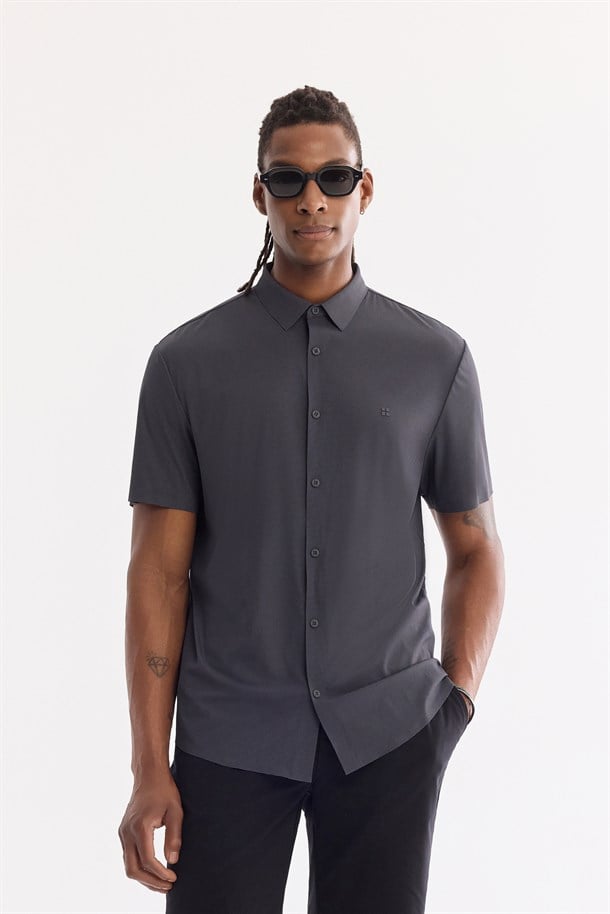 Antrasit Klasik Yaka Teknik Kumaş Comfort Fit Kısa Kol Gömlek