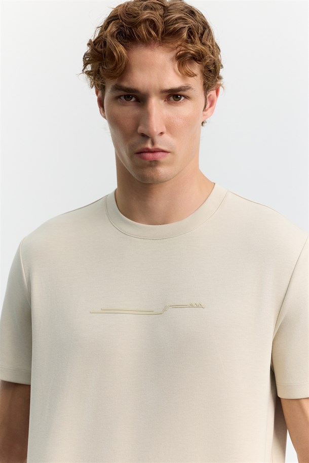 Bej Bisiklet Yaka Parlak Rubber Baskılı İnterlok T-Shirt