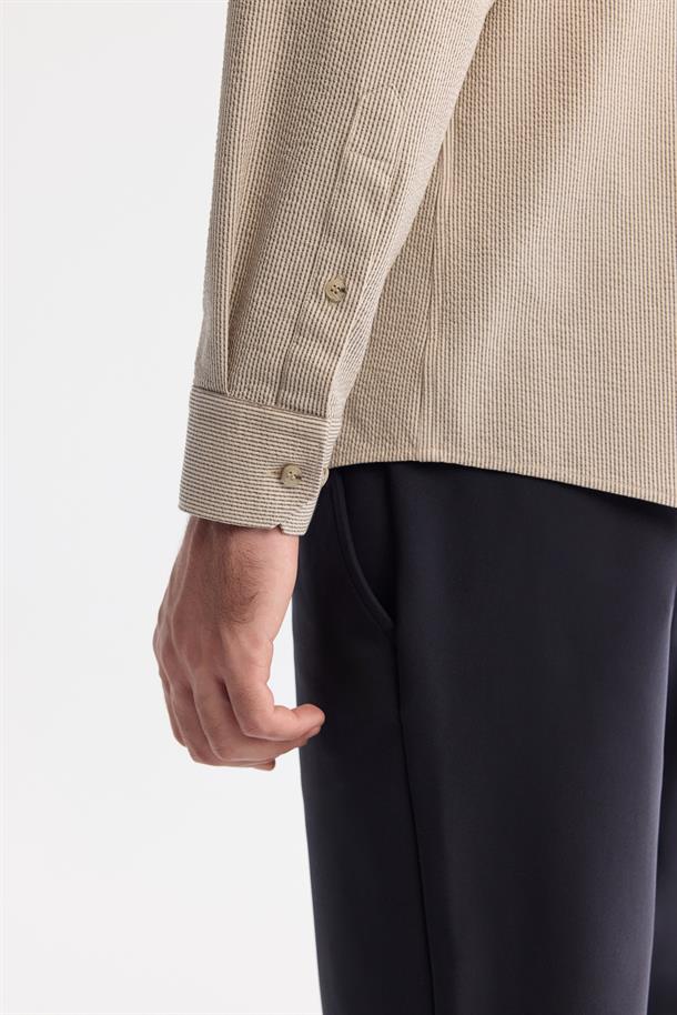 Bej Düğmeli Yaka Kolay Ütülenen Çizgili Gömlek