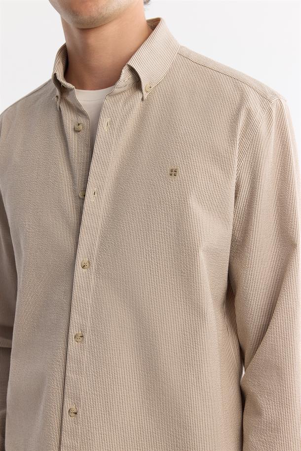 Bej Düğmeli Yaka Kolay Ütülenen Çizgili Gömlek