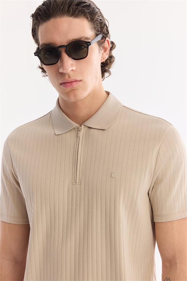 Bej Kıvrılmaz Polo Yaka Fermuarlı %100 Pamuk Basic T-Shirt