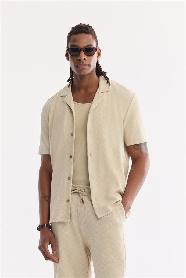 Bej Apaj Yaka Jakarlı Kolay Ütülenen Kısa Kol Gömlek