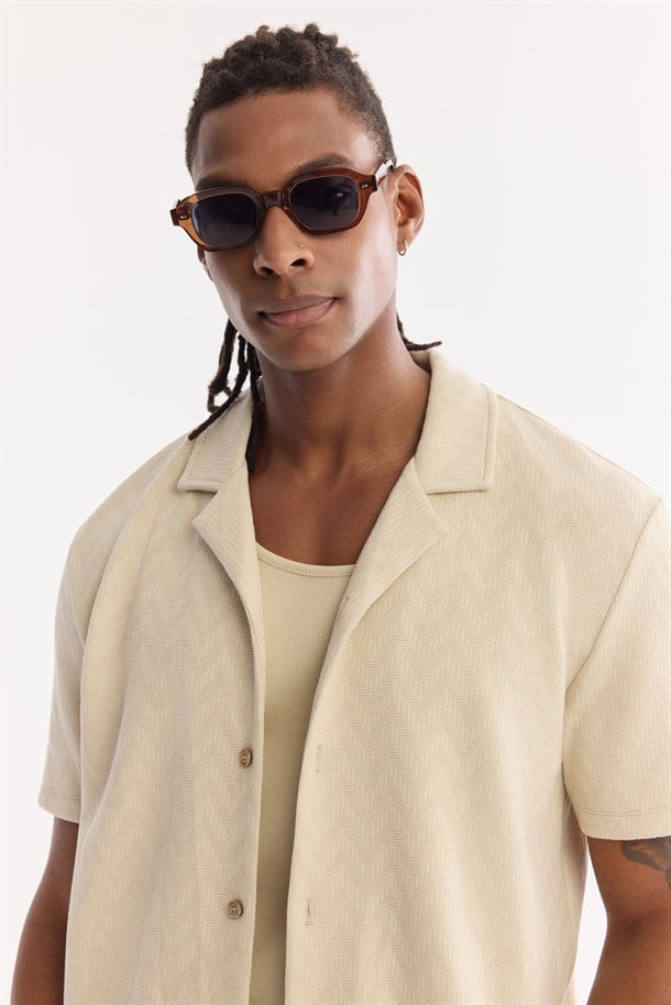 Bej Apaj Yaka Jakarlı Kolay Ütülenen Kısa Kol Gömlek