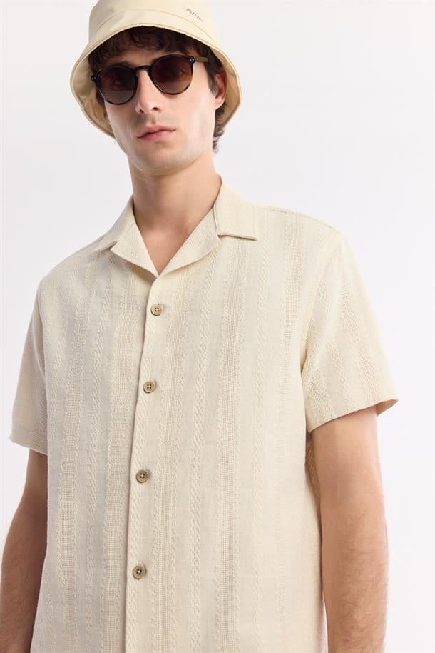Bej Apaj Yaka %100 Pamuk Kısa Kol Gömlek