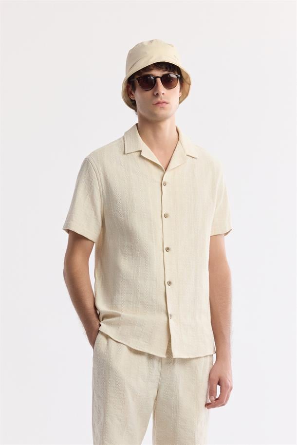 Bej Apaj Yaka %100 Pamuk Kısa Kol Gömlek