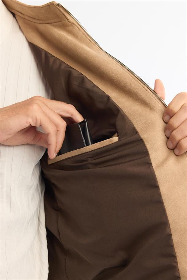 Bej Dik Yaka Süet Görünümlü İnce Mont