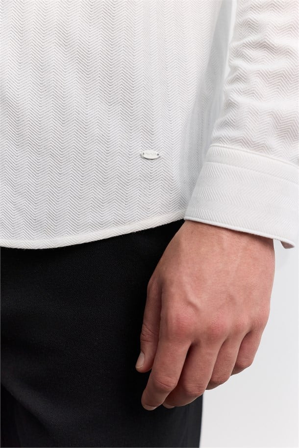 Beyaz Balıksırtı Desen Alttan Britli Comfort Fit Uzun Kollu Gömlek