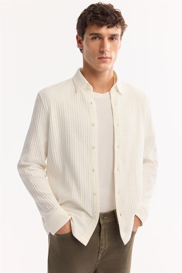 Beyaz Düğmeli Yaka %100 Pamuk Dokulu Gömlek