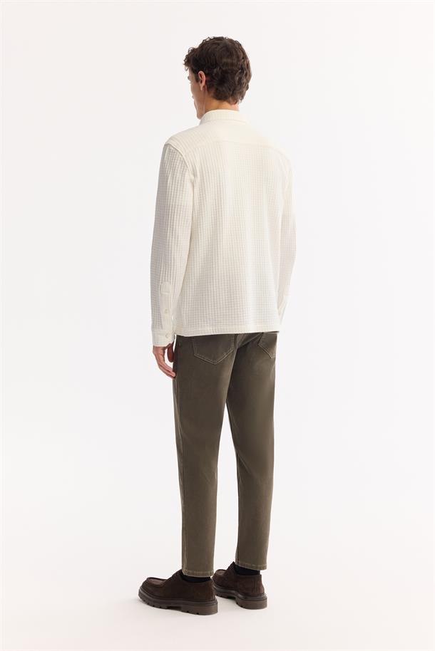 Beyaz Düğmeli Yaka %100 Pamuk Dokulu Gömlek