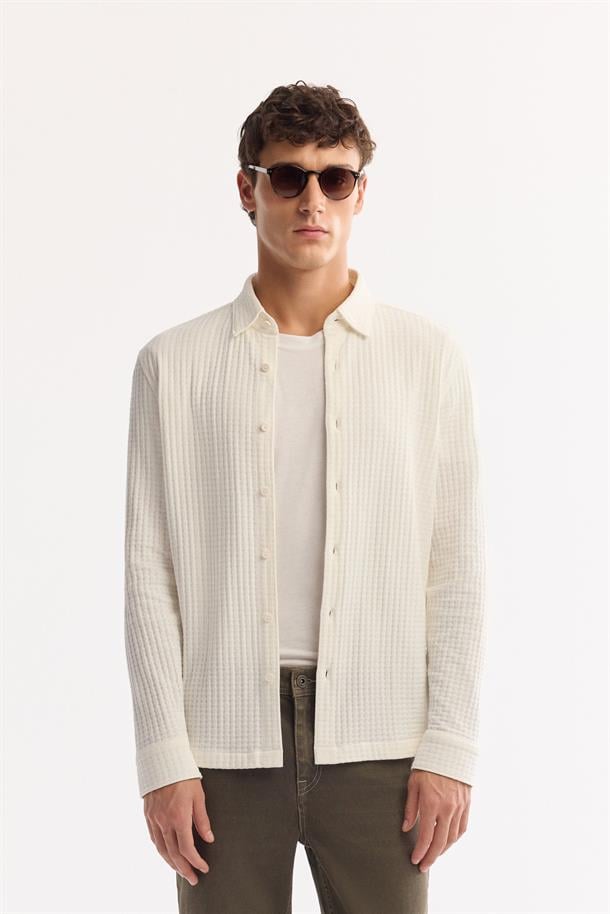 Beyaz Düğmeli Yaka %100 Pamuk Dokulu Gömlek