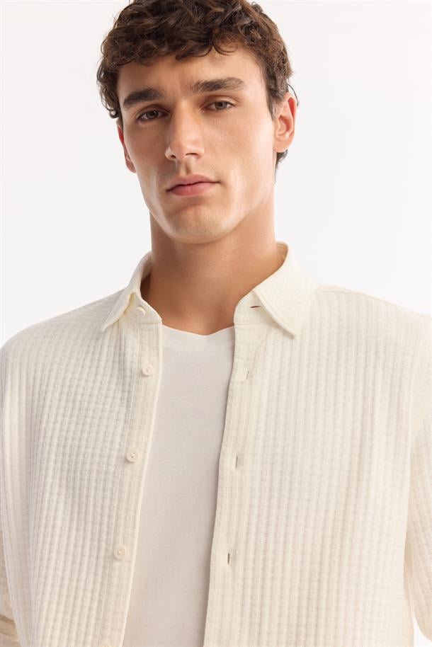 Beyaz Düğmeli Yaka %100 Pamuk Dokulu Gömlek