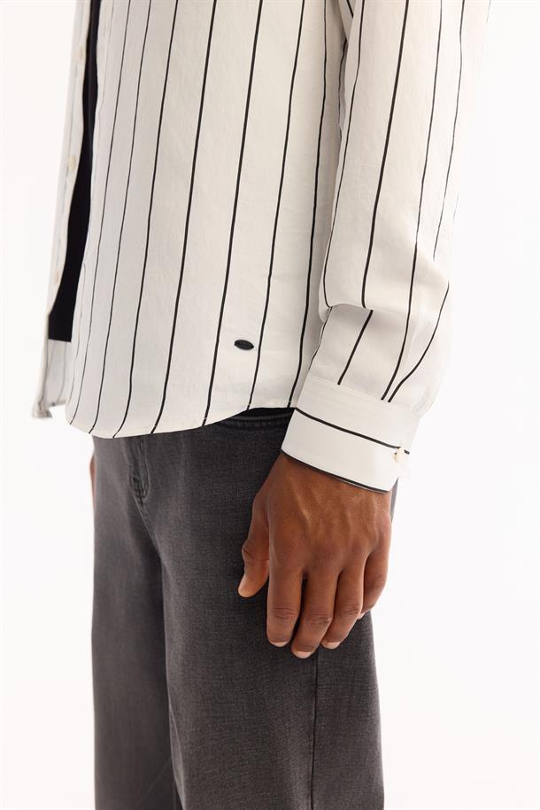 Beyaz Alttan Britli Yaka Soft Touch Çizgili Gömlek