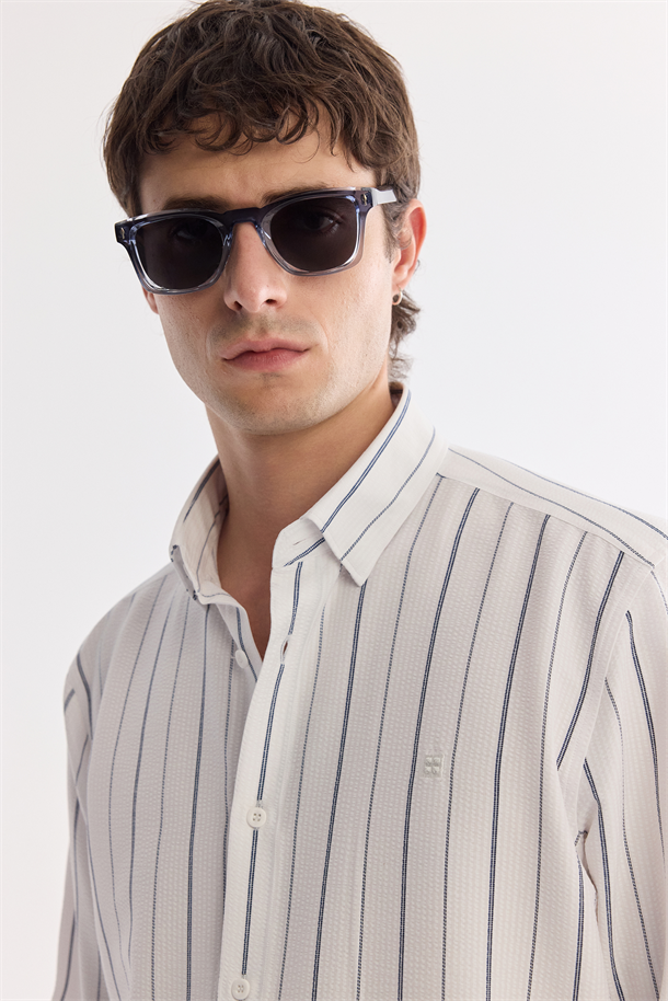 Beyaz Alttan Britli Yaka Çizgili Elastan Gömlek