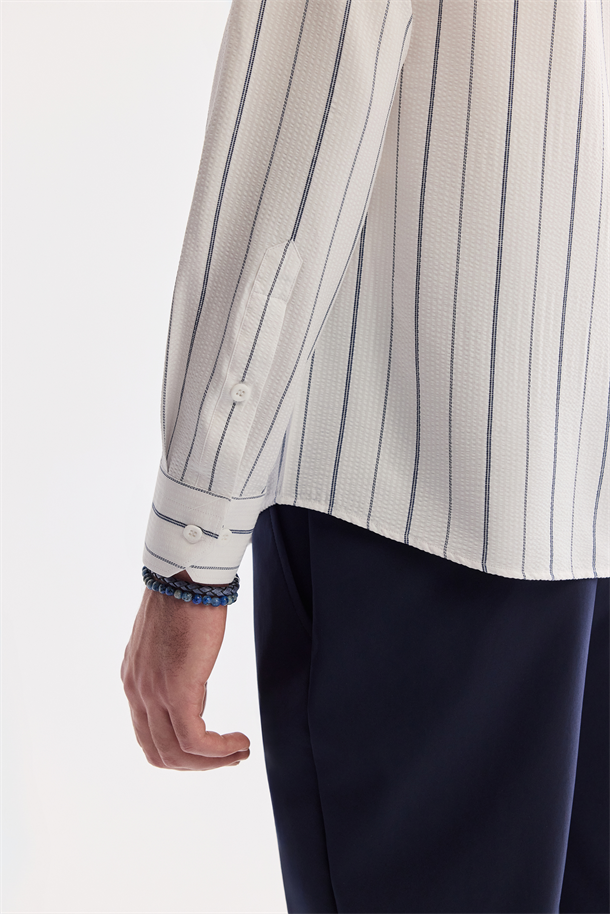 Beyaz Alttan Britli Yaka Çizgili Elastan Gömlek