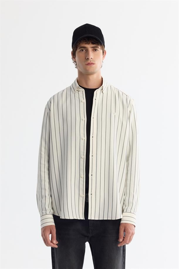 Beyaz Alttan Britli Yaka Çizgili Rayon Gömlek