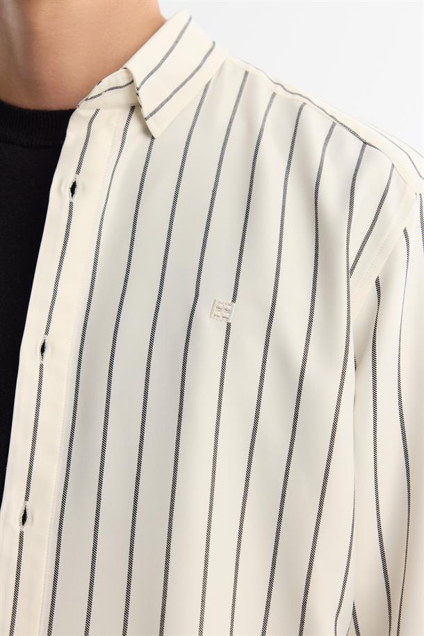 Beyaz Alttan Britli Yaka Çizgili Rayon Gömlek