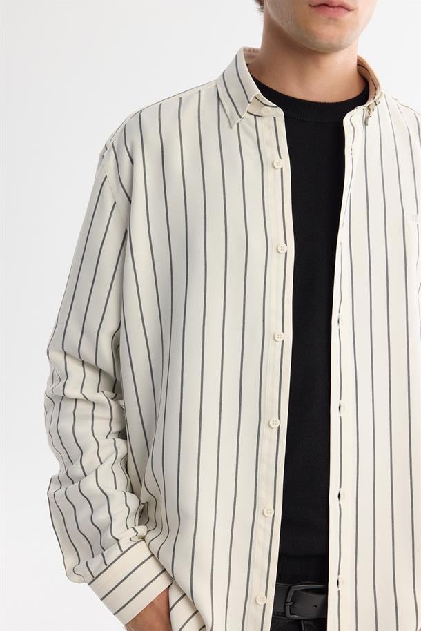 Beyaz Alttan Britli Yaka Çizgili Rayon Gömlek