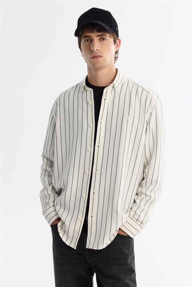 Beyaz Alttan Britli Yaka Çizgili Rayon Gömlek