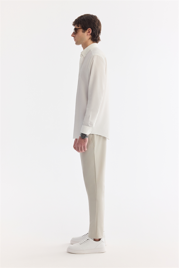 Beyaz Alttan Britli Yaka Dokulu Gömlek