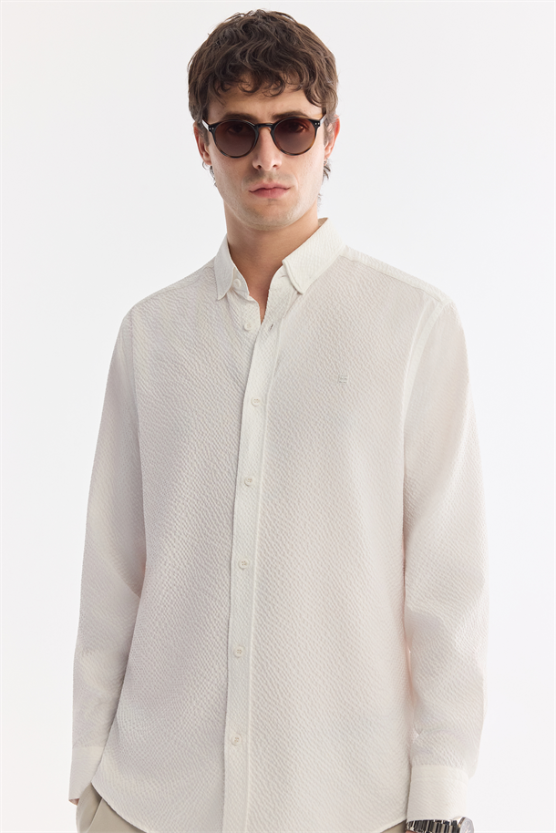 Beyaz Alttan Britli Yaka Dokulu Gömlek