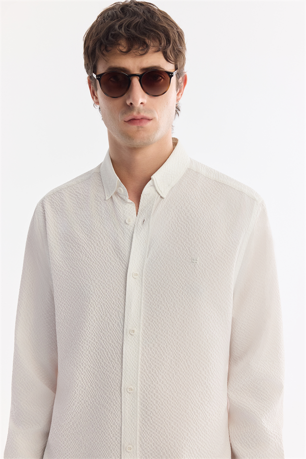 Beyaz Alttan Britli Yaka Dokulu Gömlek