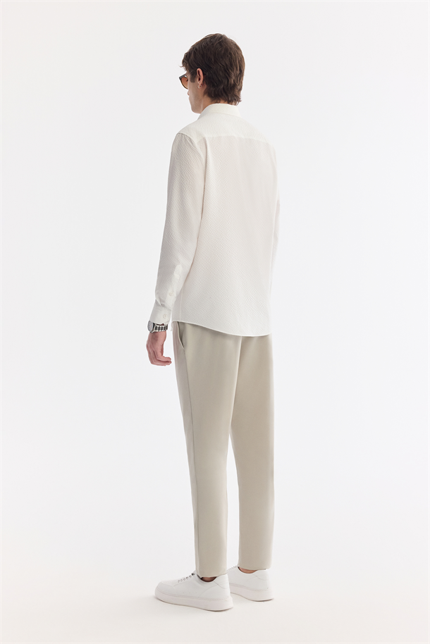 Beyaz Alttan Britli Yaka Dokulu Gömlek